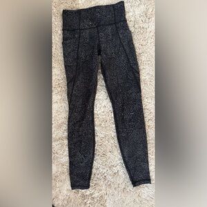 Athleta Salutation stash leggings